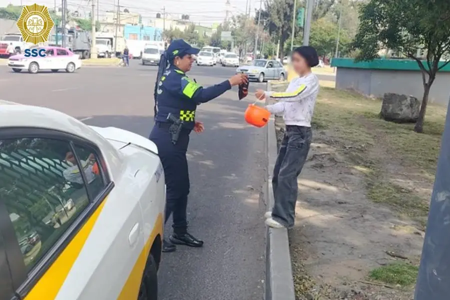 Elementos de Tránsito dan calaverita a los niños en Iztapalapa