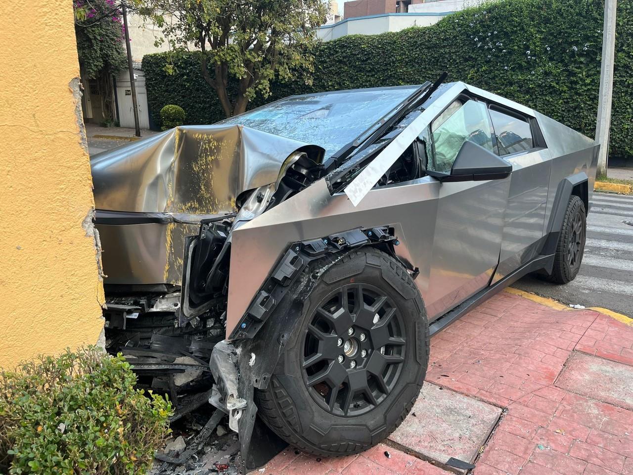 Tesla Cybertruck se estrella en la Miguel Hidalgo. Foto: Ramón Ramírez