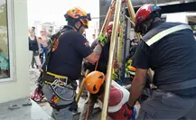 Día de Muertos: Caen dos personas al interior de tumba en Monterrey