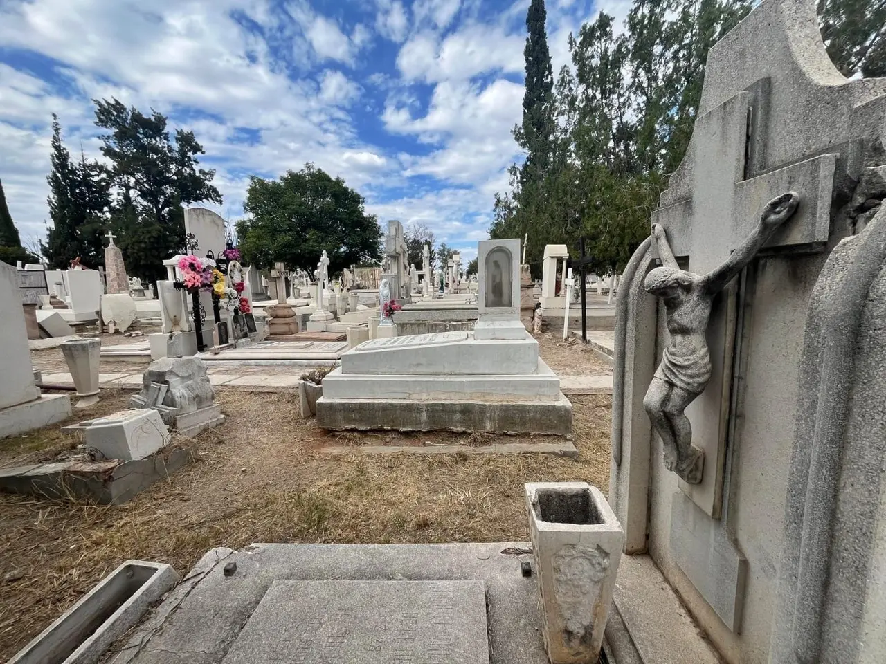 La Secretaría de Salud de Durango (SSD), a través de sus redes sociales, ha lanzado algunas recomendaciones para mantener un ambiente saludable en los panteones. Foto: Isaura Retana (Archivo de POSTA Durango).