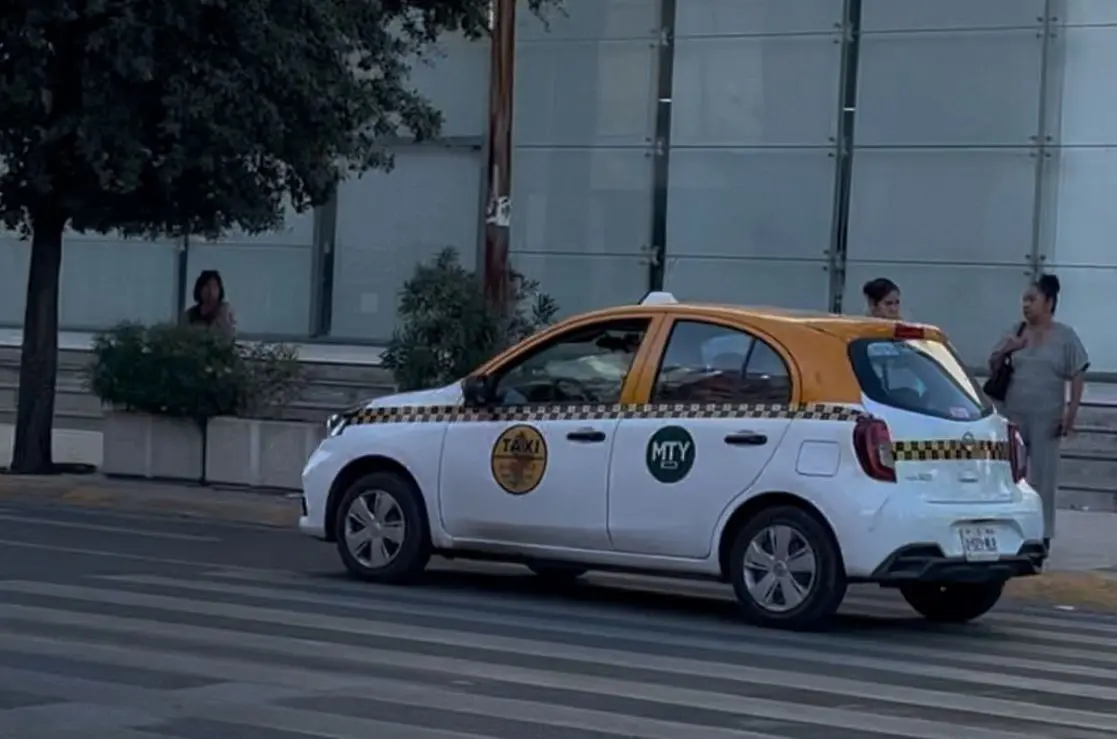 Taxi en el Centro de Monterrey. Foto: Azael Valdés