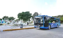 Yucatecos llegan en Va y Ven al cementerio de Xoclán para visitar a sus difuntos