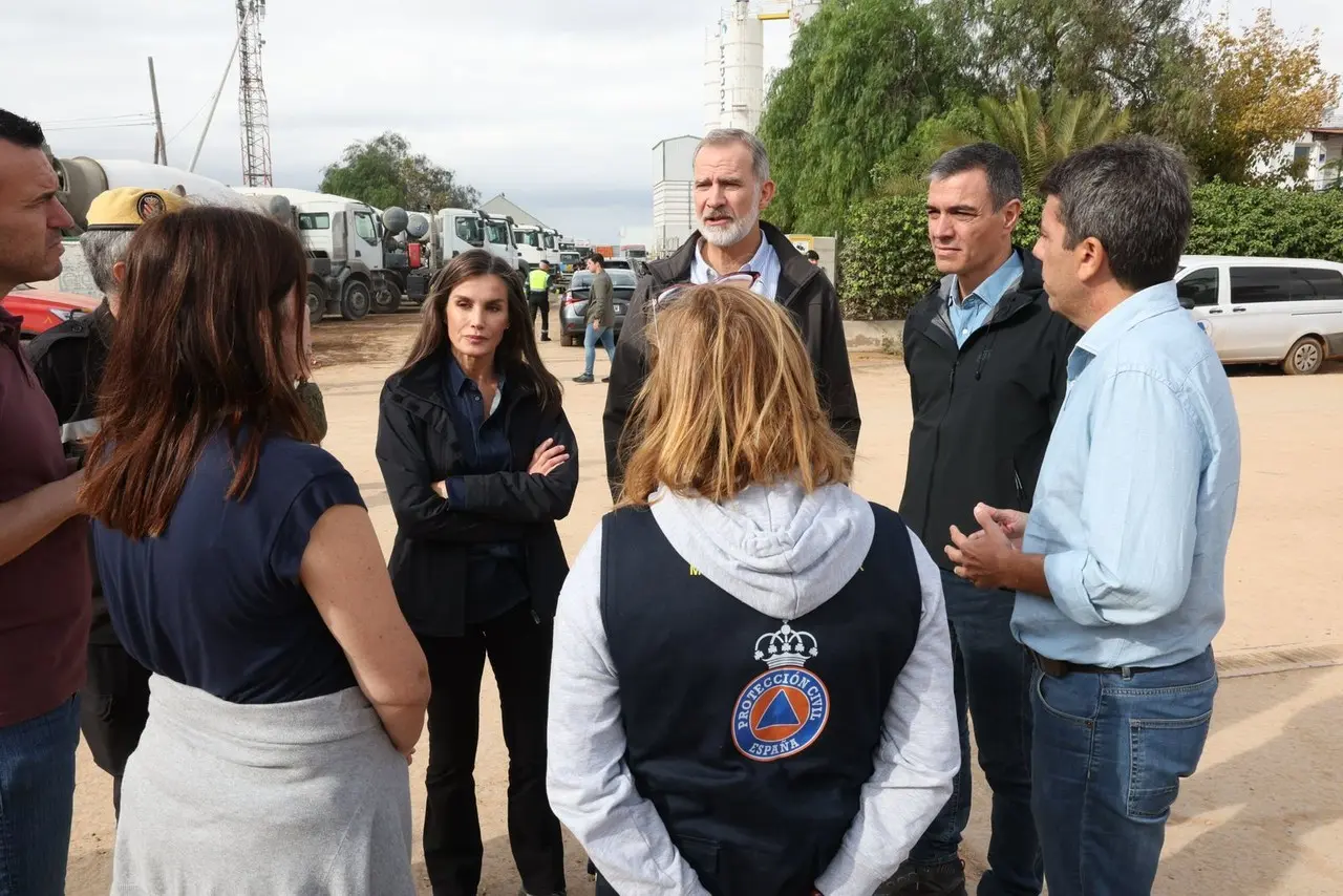 Vecinos y voluntarios indignados recibieron a las autoridades españolas con gritos de “¡Fuera, fuera!” y lanzándoles barro. Foto: @casareal en X.