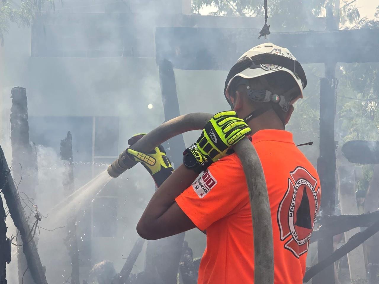 Incendio en Vistas del Río moviliza a bomberos de Juárez.. Foto: Protección Civil.