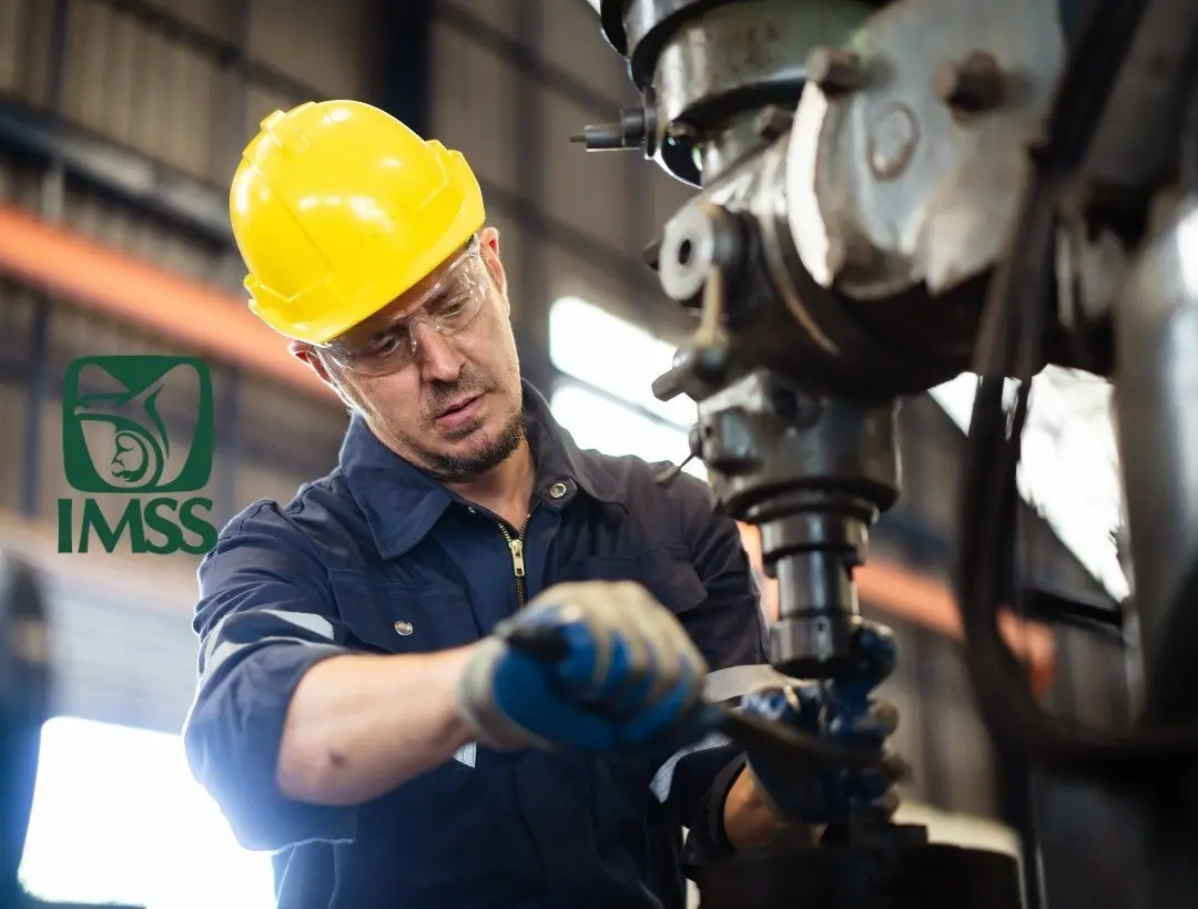 Trabajador en una fábrica antes de una incapacidad. Foto: Canva - IMSS.