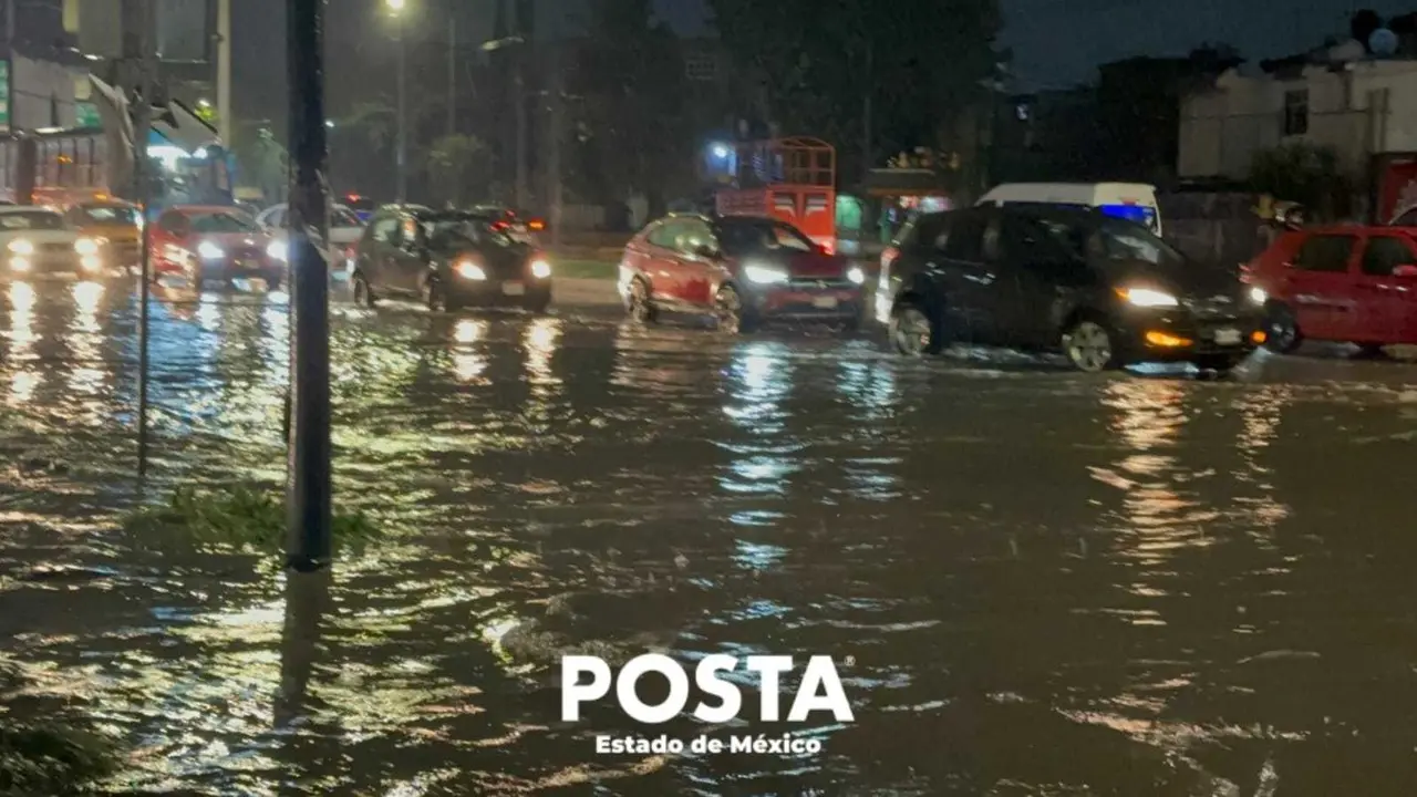 En la zona de la “Bandera”, en Tultitlán, el agua se acumuló en algunos puntos superando los 40 centímetros de profundidad. Foto: Fernando Cruz