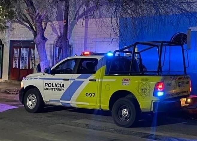 La detención se realizó en la colonia Niño Artillero, donde se confirmó que el sujeto tenía una orden de aprehensión por homicidio calificado en grado de tentativa. Foto: Policía de Monterrey.