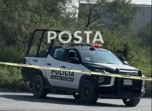 Policías de Salinas Victoria en la zona donde ocurrió el incidente. Foto: POSTA MX.