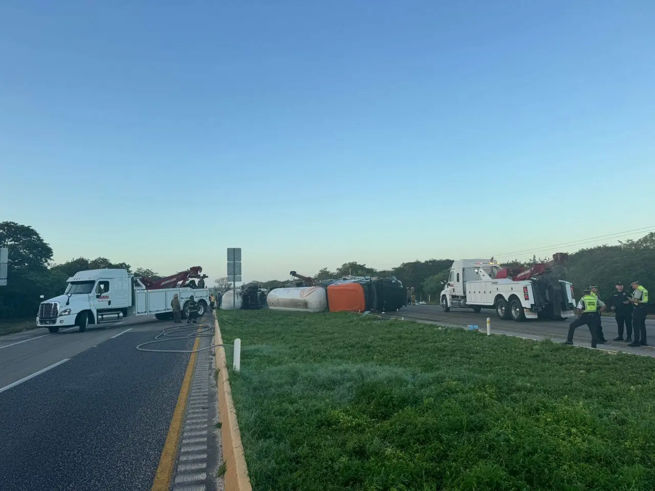 El medio día del domingo una pipa cargada de gas licuado volcó en la carretera Mérida- Campeche por lo que la vía tuvo que ser cerrada a la circulación.- Foto de Procivy
