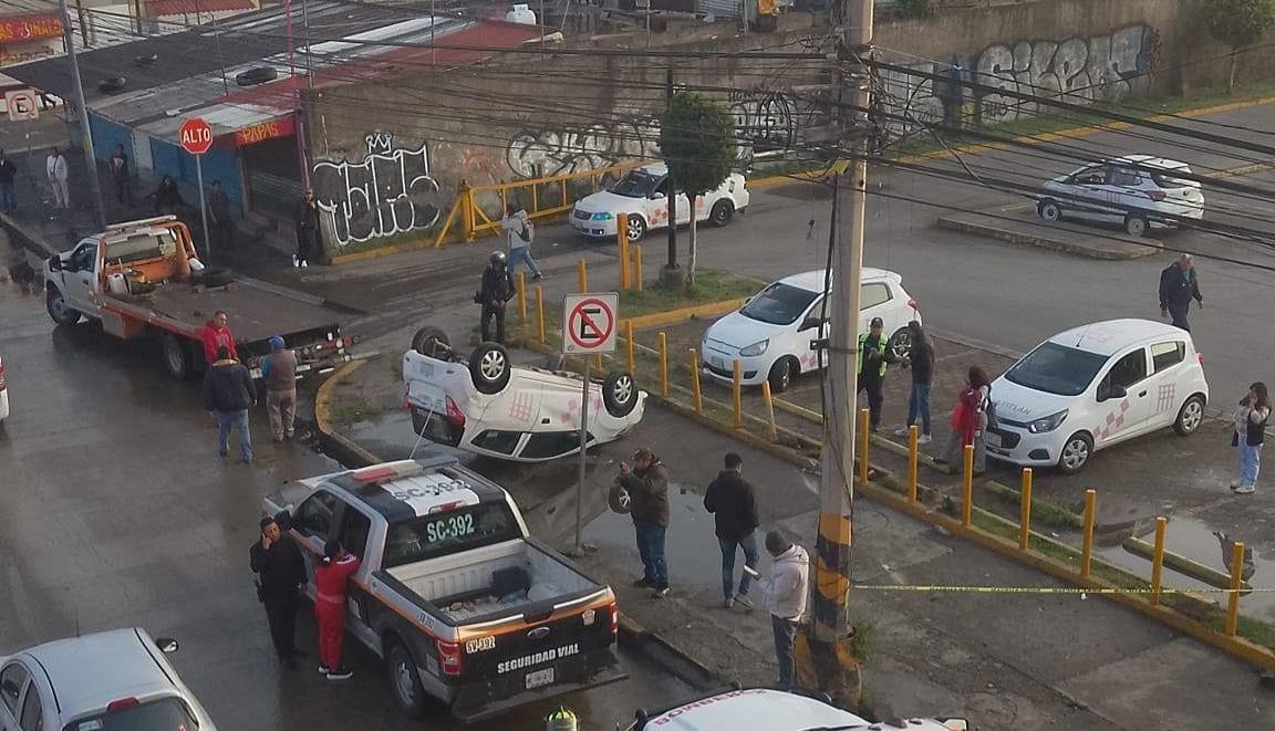 La volcadura del taxi se debió a exceso de velocidad. Imagen: POSTA