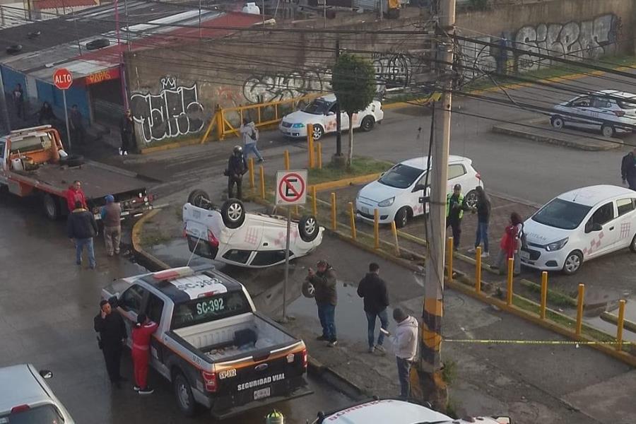 ¡Perdió el control! Vuelca taxi en Tultitlán sobre López Portillo