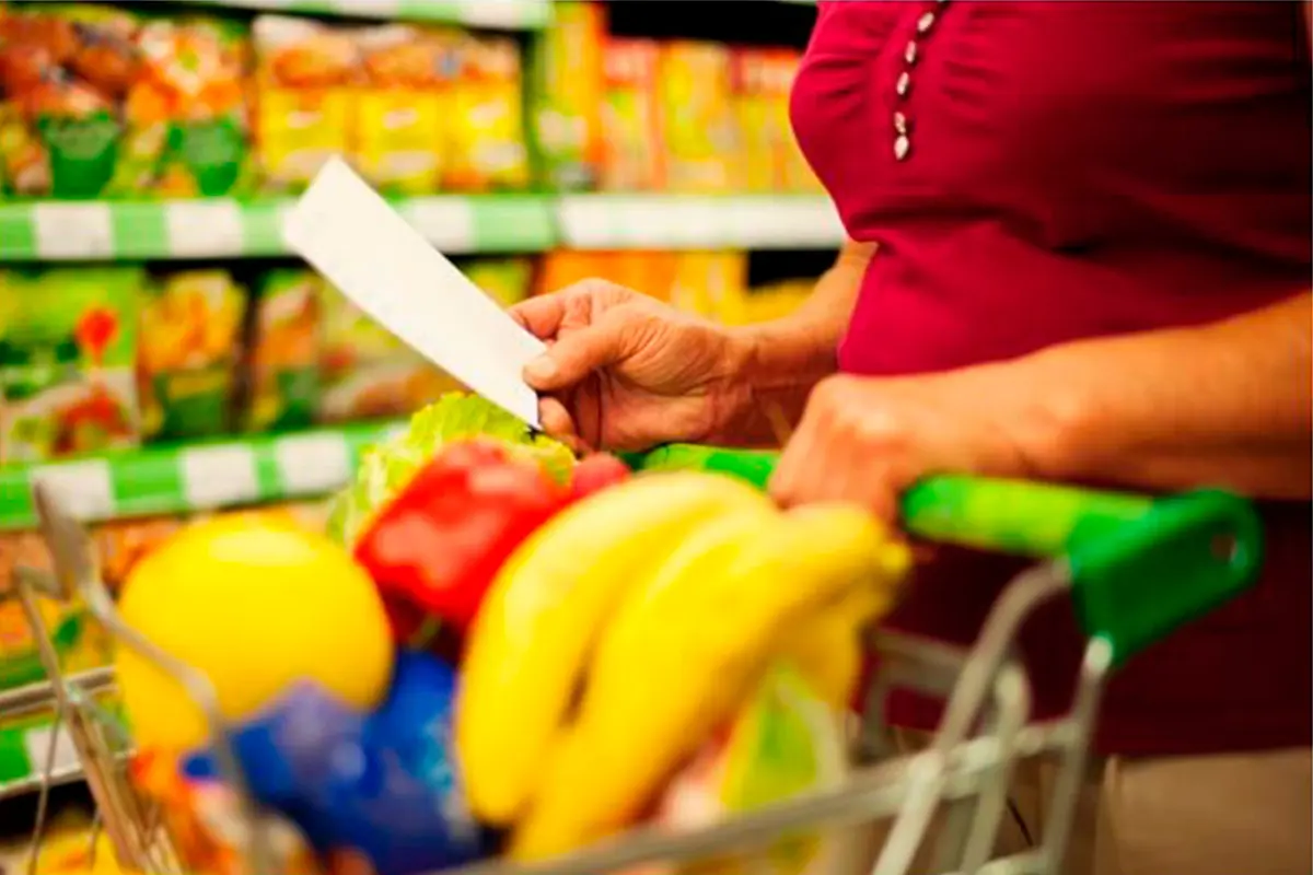 De compras, buscando los mejores precios para la canasta básica. Fotos: Freepik.