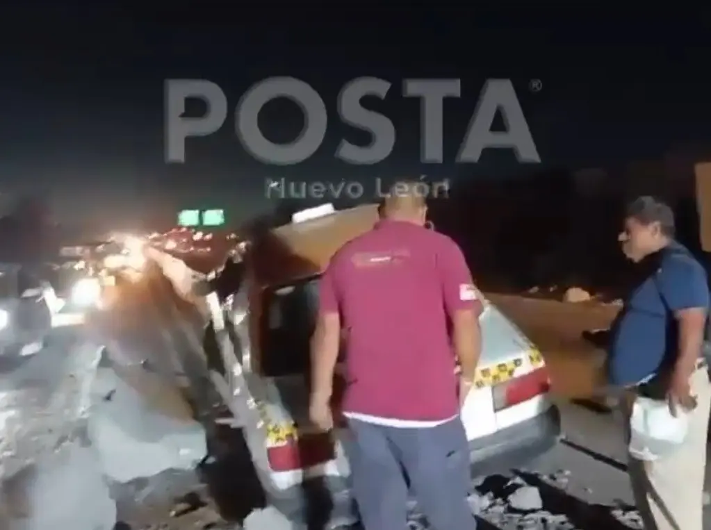 Elementos de Protección Civil de Nuevo León y municipal en la zona del accidente. Foto: POSTA MX.