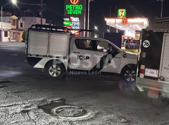 Elementos de la Fiscalía General de Justicia de Nuevo León en la zona donde fue abandonada la camioneta. Foto: POSTA MX.