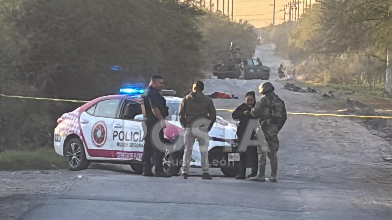 Policías de Ciénega de Flores y del Ejército en la zona donde fue encontrado el cuerpo. Foto: POSTA MX.