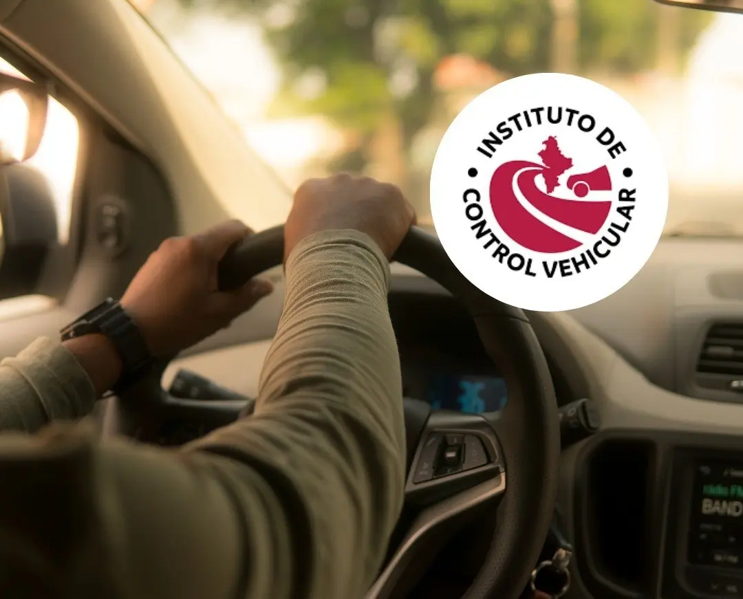 Un conductor tras hacer los trámites en Control Vehicular de Nuevo León. Foto: Canva - ICV NL.