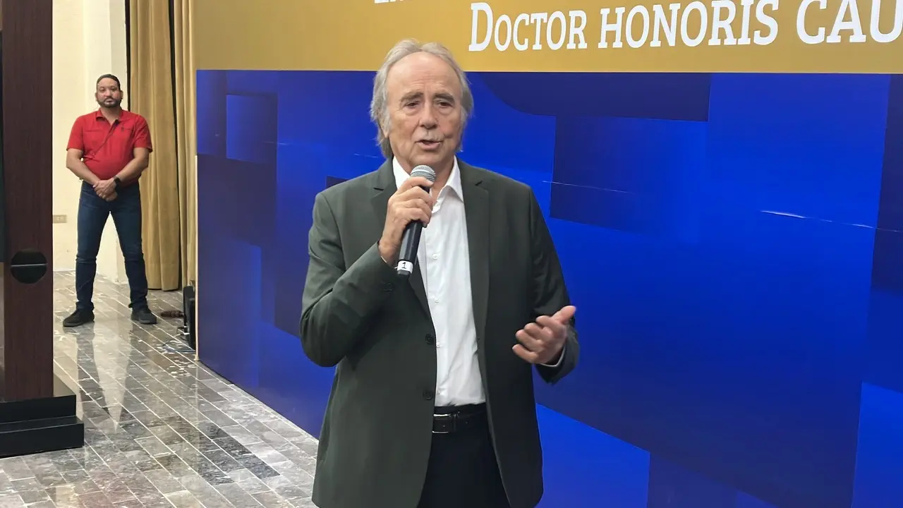 Joan Manuel Serrat tuvo un encuentro con los medios después de haber recibido el Doctor Honoris Causa por la UANL. Fotos. Arturo González.
