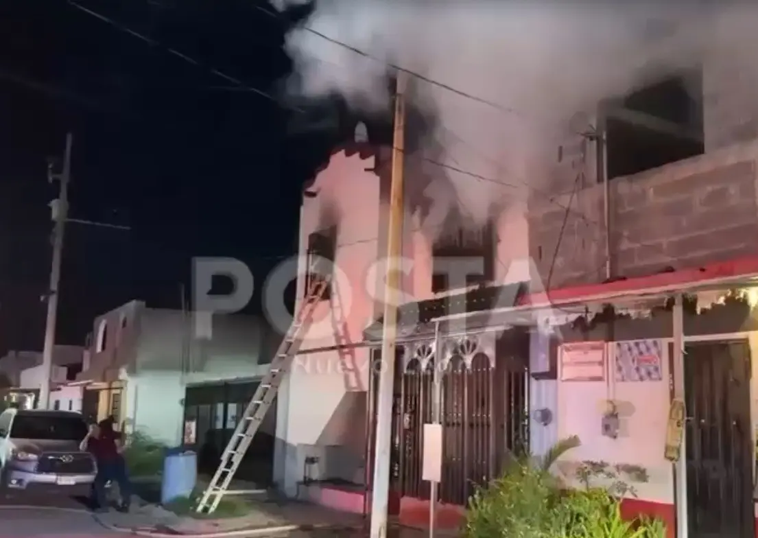 Momento en que el incendio consumió la planta alta del domicilio. Foto: POSTA MX.