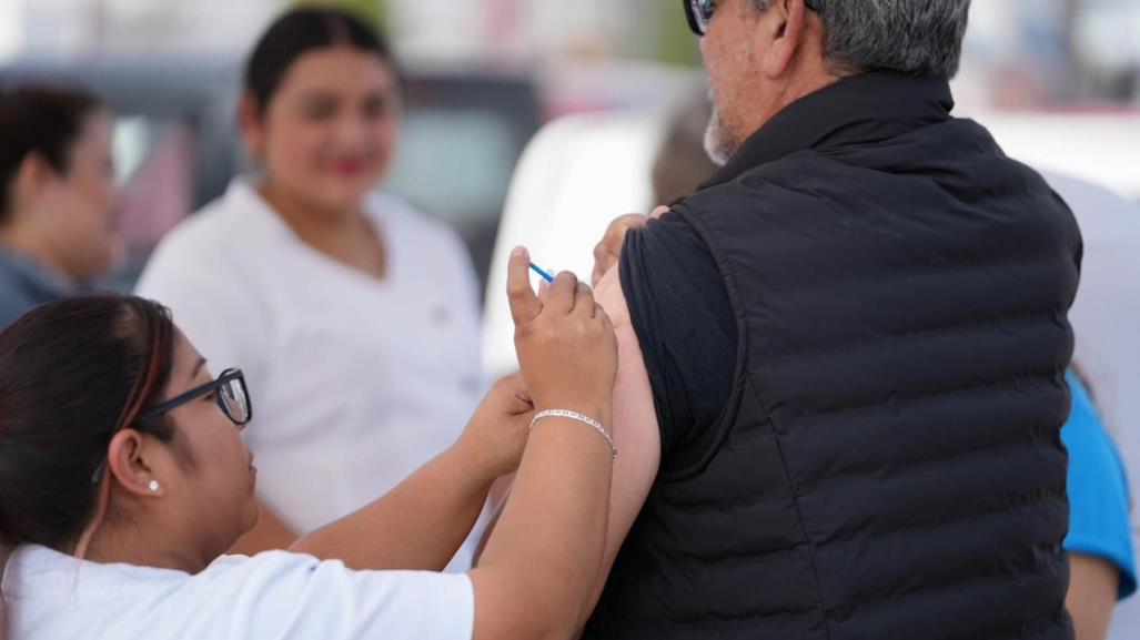 Salud de Nuevo León invita a vacunarse contra COVID e influenza