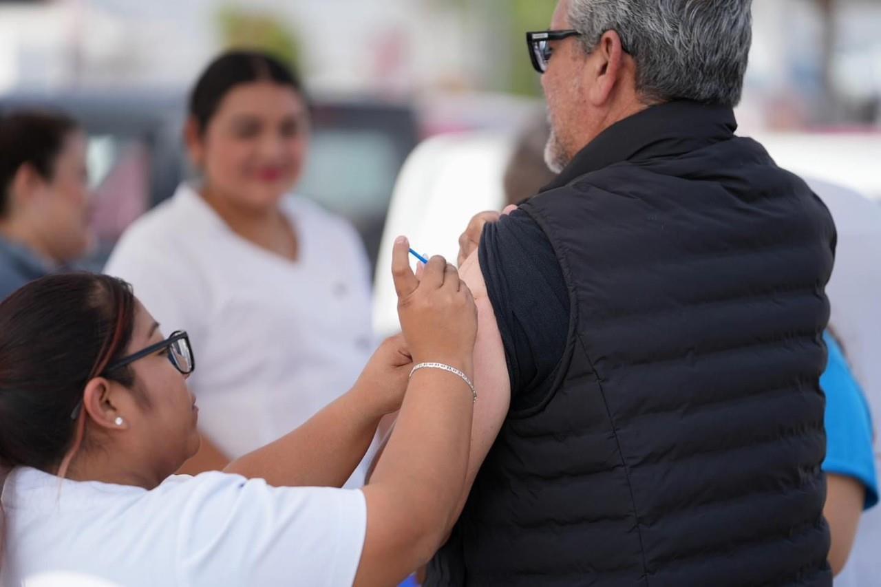 Persona recibiendo vacuna. Foto: Secretaría de Salud en Nuevo León