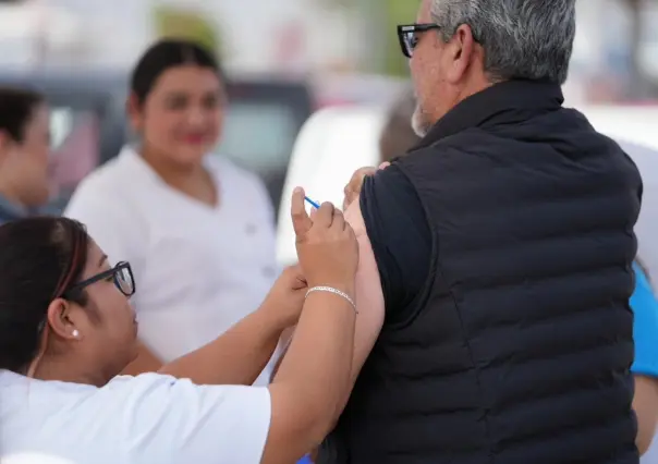 Salud de Nuevo León invita a vacunarse contra COVID e influenza