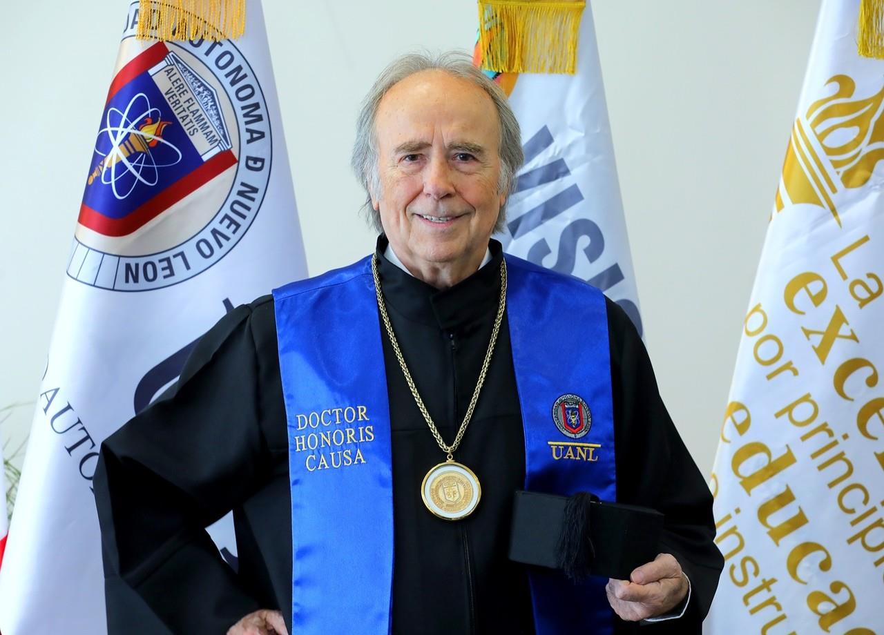 Este reconocimiento no solo es un homenaje a su trayectoria musical, sino también una celebración de su valentía y su capacidad para conectar con el alma de quienes lo escuchan. Foto: UANL.