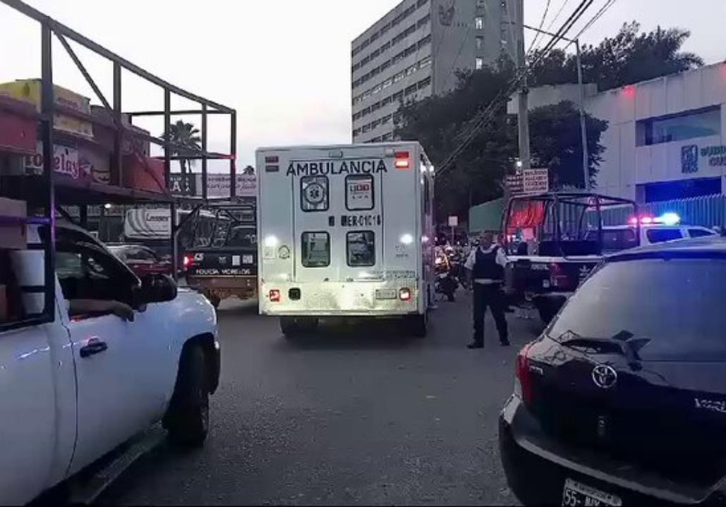 Impactante tiroteo en IMSS Cuernavaca. La policía asegura a un sospechoso mientras continúan la búsqueda de otro atacante en la clínica ubicada sobre Plan de Ayala. Foto: X @IrradiaMorelos