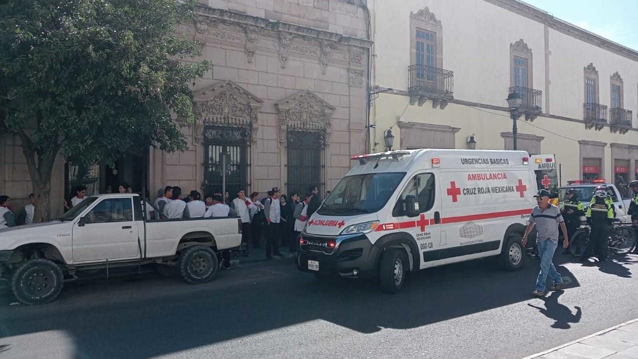 Se registra flamazo en antiguo edificio de Sanborns, hoy sede de la librería de la Universidad Autónoma de Durango; hay dos lesionados. Foto: Cortesía.