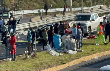 ¡Beviernes! Rapiñan tráiler volcado con bebidas alcohólicas en Tepetlaoxtoc