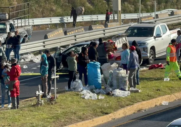 ¡Beviernes! Rapiñan tráiler volcado con bebidas alcohólicas en Tepetlaoxtoc