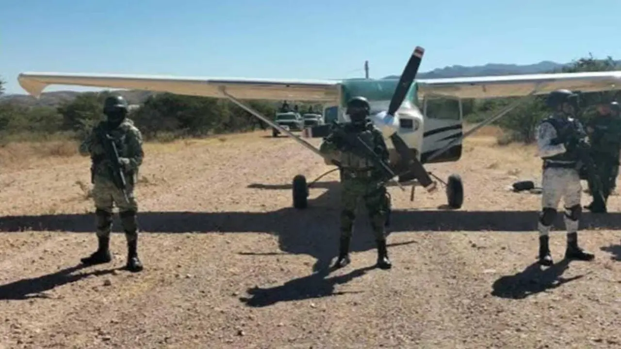 En una escena como de película, aeronaves de la Fuerza Aérea persiguieron a una avioneta en Durango y obligaron a su piloto a descender. Foto: Cortesía.