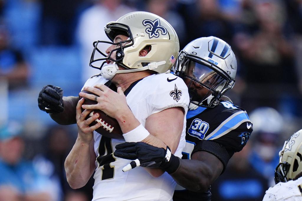 El quarterback de los Saints de Nueva Orleans, Derek Carr. (AP Foto/Rusty Jones)