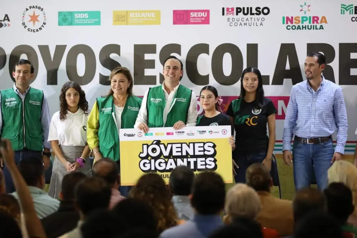 Manolo Jiménez en la presentación de fondos destinados al apoyo escolar en Coahuila / Fotos. Gobierno de Coahuila