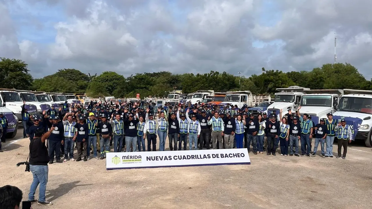 El Ayuntamiento de Mérida presentó a nuevos grupos de cuadrillas de bacheo para agilizar la reparación de las calles.- Foto de Ayuntamiento de Mérida