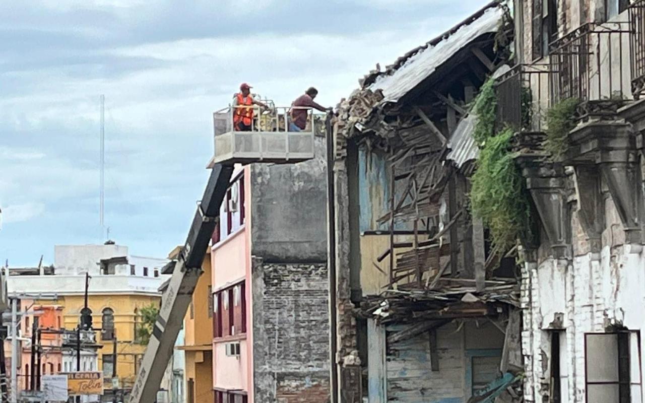 Edificios a punto de caer en Tampico. Foto: Axel Hassel