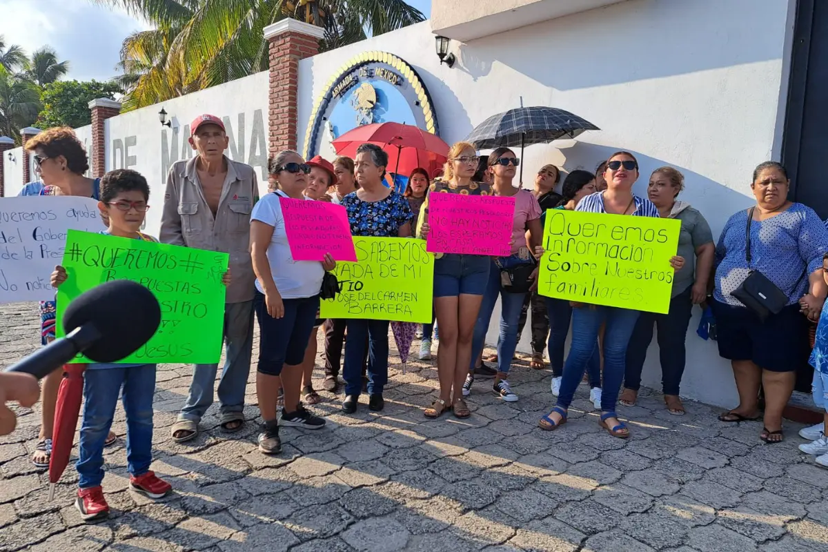 Familiares de los cinco pescadores desaparecidos en el Golfo de México exigieron respuestas a las autoridades civiles y navales. Foto: Axel Hassel