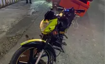 ¡Sin placas ni papeles! Arrestan a hombre en Monterrey con motocicleta robada