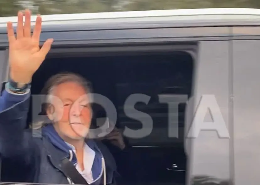 Paul McCartney saluda a fans a su llegada al Estadio BBVA (VIDEO)