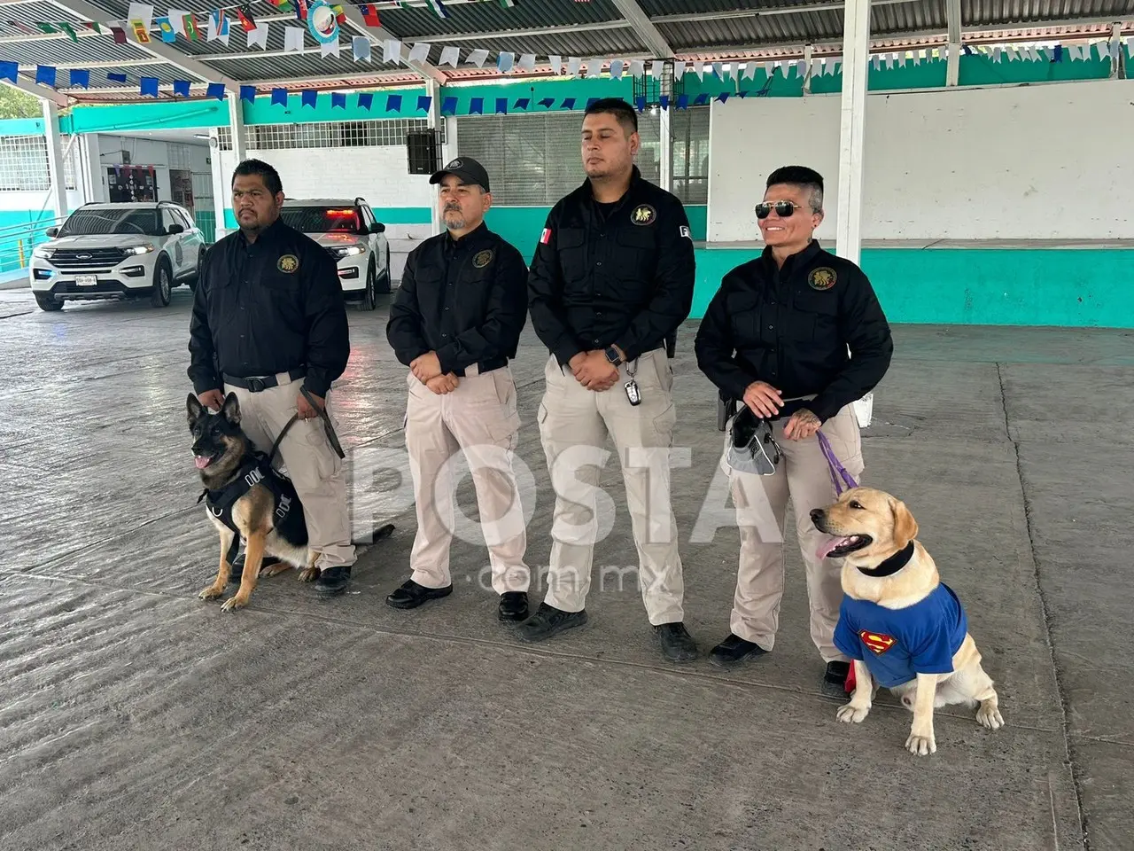 Elementos de la Fiscalía con binomios caninos. Foto: Jorge López