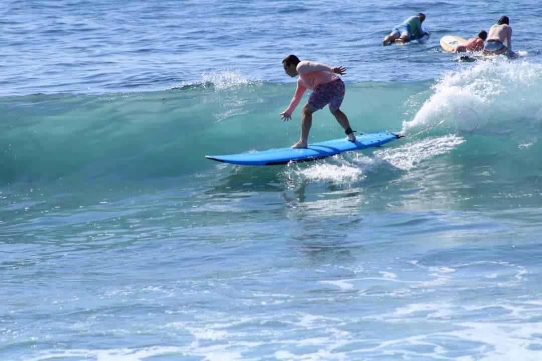 El surf en Los Cabos se ha destacado como una actividad recreativa y deportiva.  Foto: Cabo Surf School Line Up