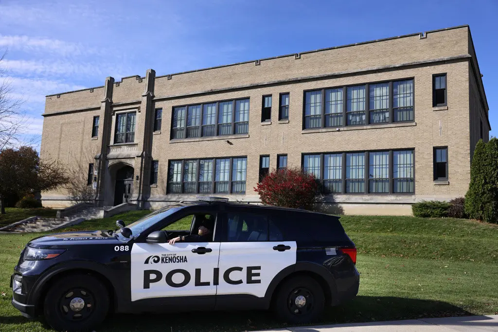 Un vehículo de la Policía de Kenosha permanece estacionado frente a la Escuela Primaria Roosevelt, el jueves 7 de noviembre de 2024 en Kenosha, Wisconsin. (Sean Krajacic/The Kenosha News vía AP)