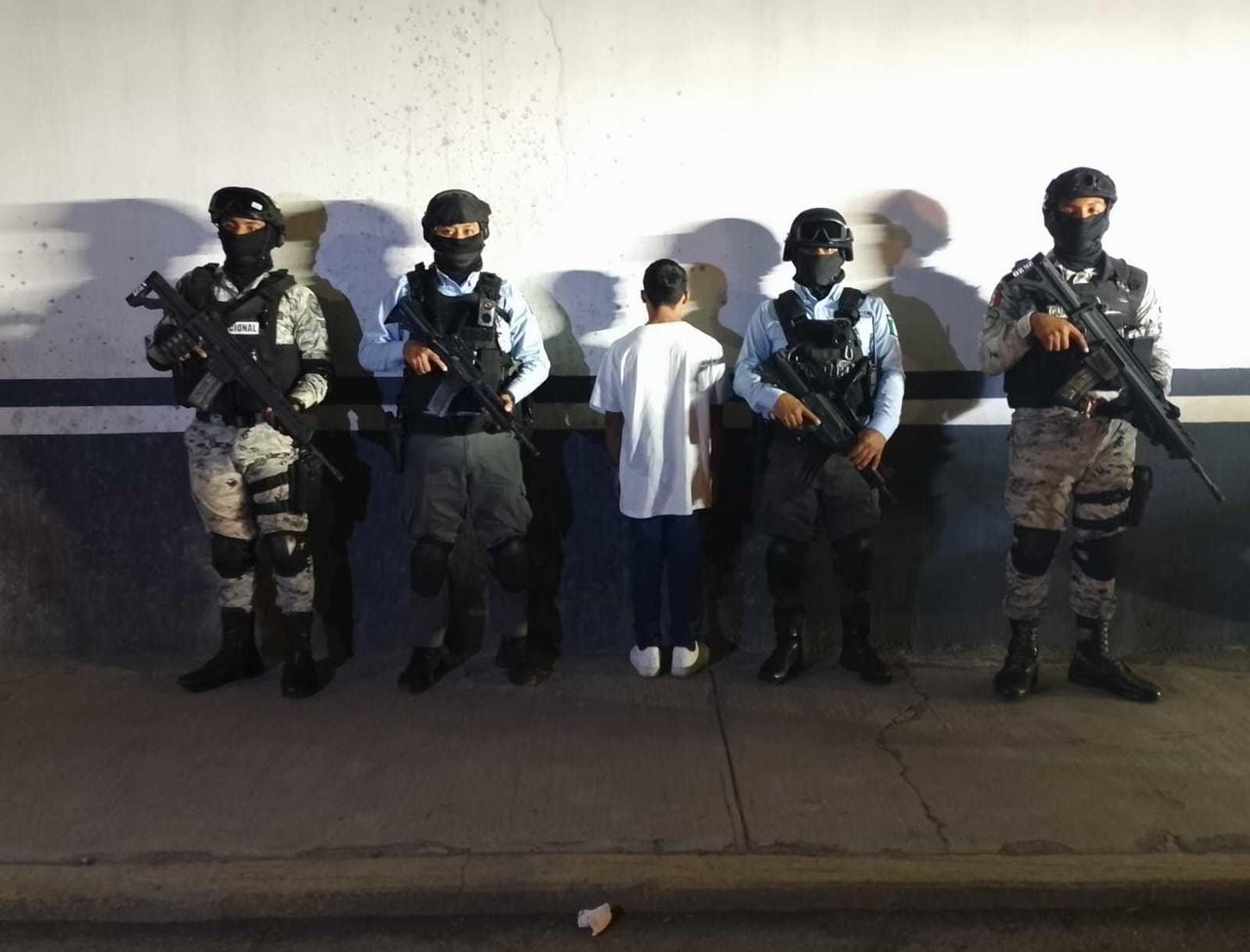 Joven hondureño detenido en Monterrey por portar un arma. Foto: Vianca Treviño.