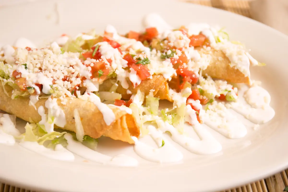 Las flautas como garnachas. Foto: Canva