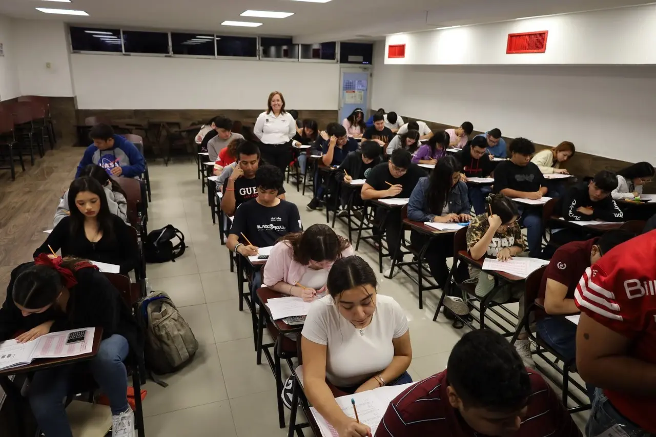 Alumnos llevando a cabo el examen del CENEVAL en FACPYA, UANL. Foto: Facebook FACPYA UANL.