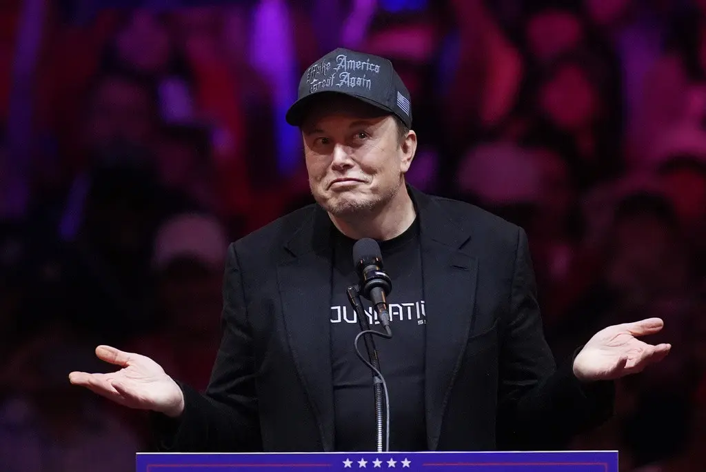 Elon Musk habla ante el candidato presidencial republicano, el expresidente Donald Trump, en un mitin de campaña en el Madison Square Garden, el domingo 27 de octubre de 2024, en Nueva York. (Foto AP/Evan Vucci)