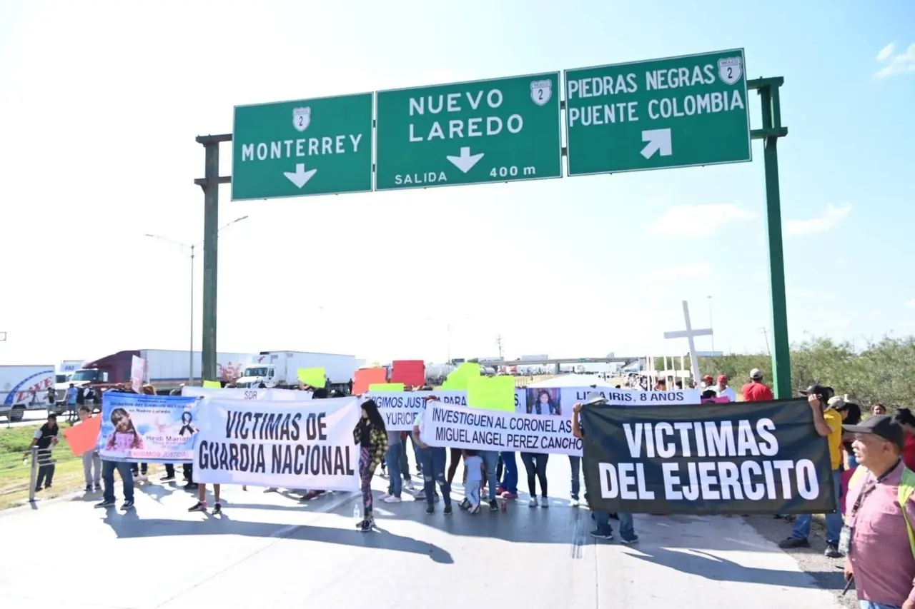 Los manifestantes portan pancartas exigiendo justicia, denunciando el abuso de fuerzas de seguridad, y pidiendo el enjuiciamiento de responsables.