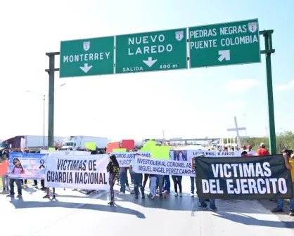 Familiares de víctimas de ejecuciones bloquean Puente 3 en Nuevo Laredo