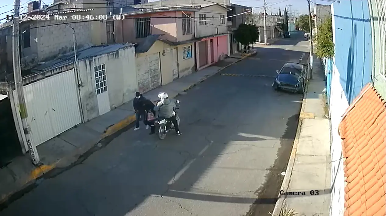 La víctima del asalto resultó lesionado por el golpe que recibió con la cacha de una pistola, pero  se levantó por su propio pie y se retiró del lugar. Foto: Captura de pantalla