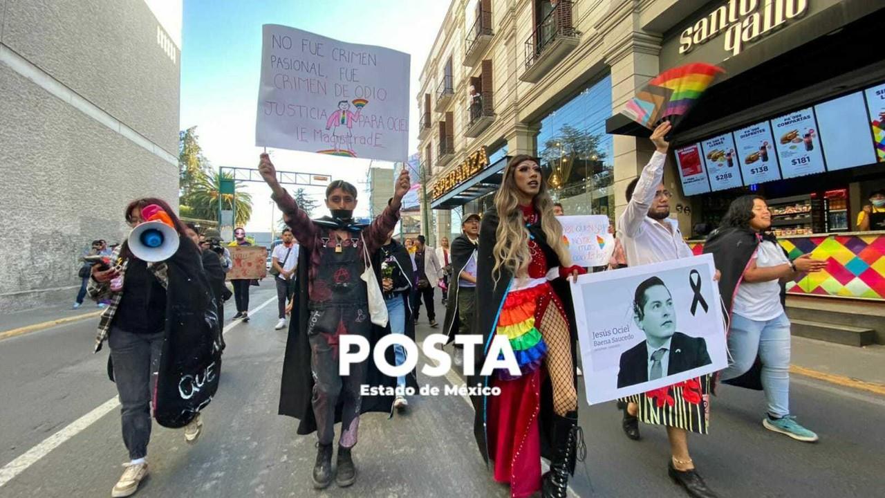 La comunidad LGBTTTIQ en Toluca marchó y exigió justicia por la muerte de le magistrade Ociel Baena. Foto: Alberto Dzib
