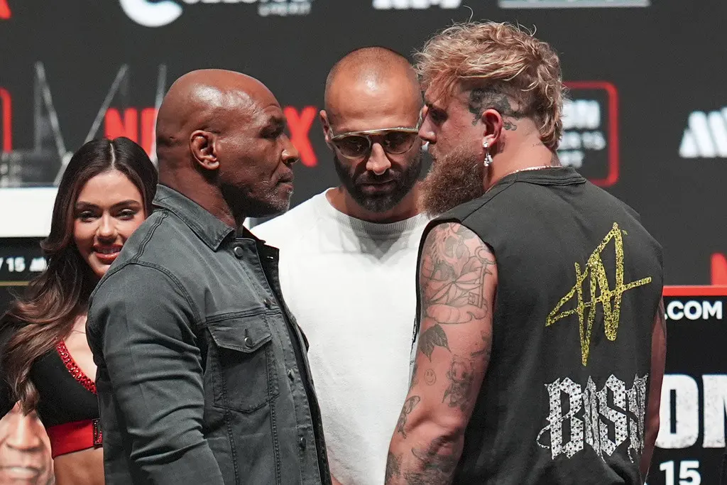 Mike Tyson, izquierda, y Jake Paul, derecha, se ecnaran durante la última conferencia de prensa previa a su pelea, el miércoles 13 de noviembre de 2024, en Irving, Texas. (AP Foto/Julio Cortez)